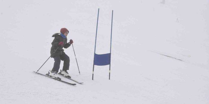 Bitlis’te “Alp Disiplini ve Snowboard İl Birinciliği Kayak Yarışması” düzenlendi