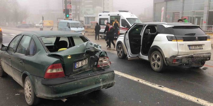 Elazığ'da 6 araç çarpıştı: 3 yaralı