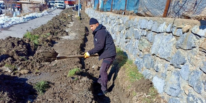 Hakkari’de taşkınlara karşı kanal temizleme çalışmaları sürüyor