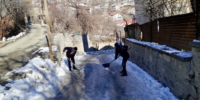 Hakkari’de buzla mücadele çalışmaları devam ediyor