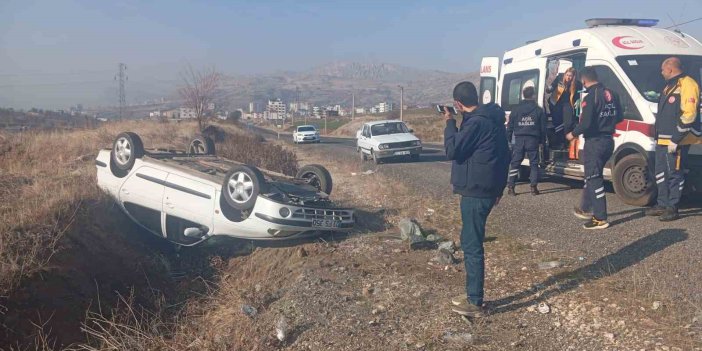 Otomobil devrildi, dede ve torunu yaralandı