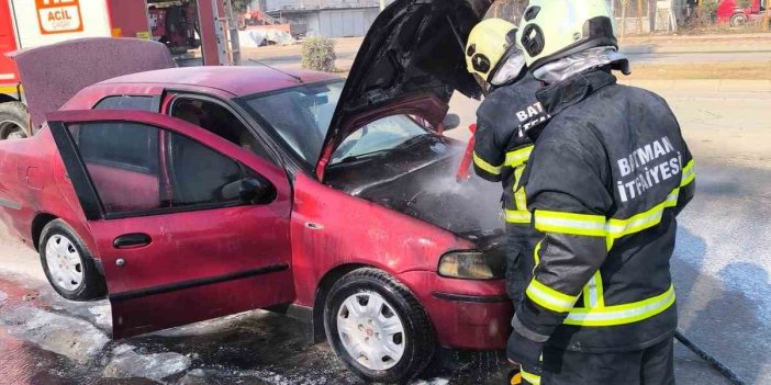 Batman’da seyir halindeki otomobilin motor kısmında yangın çıktı