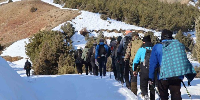 Oltu'da doğaseverler karda yürüyüş gerçekleştirdi