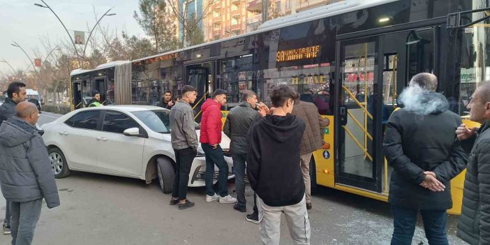 Batman’da belediye halk otobüsü ile otomobil çarpıştı