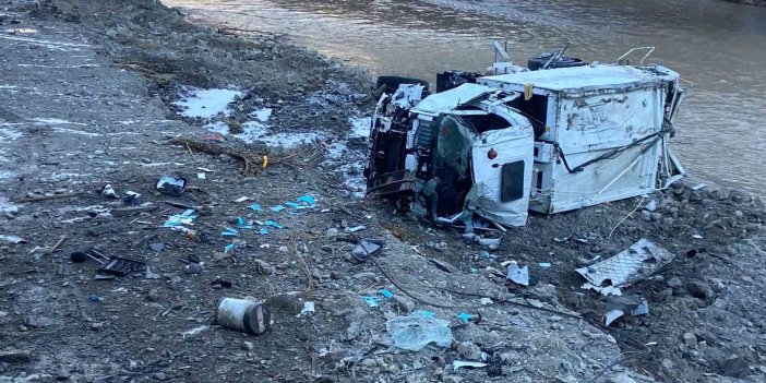 Hakkari’de şarampole yuvarlanan çöp kamyonundaki 3 kişi yaralandı