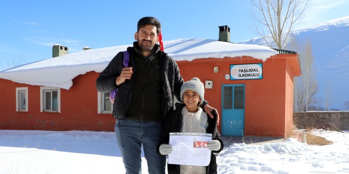 Mezradaki okulun tek öğrencisi olan Hasret, karnesini aldı