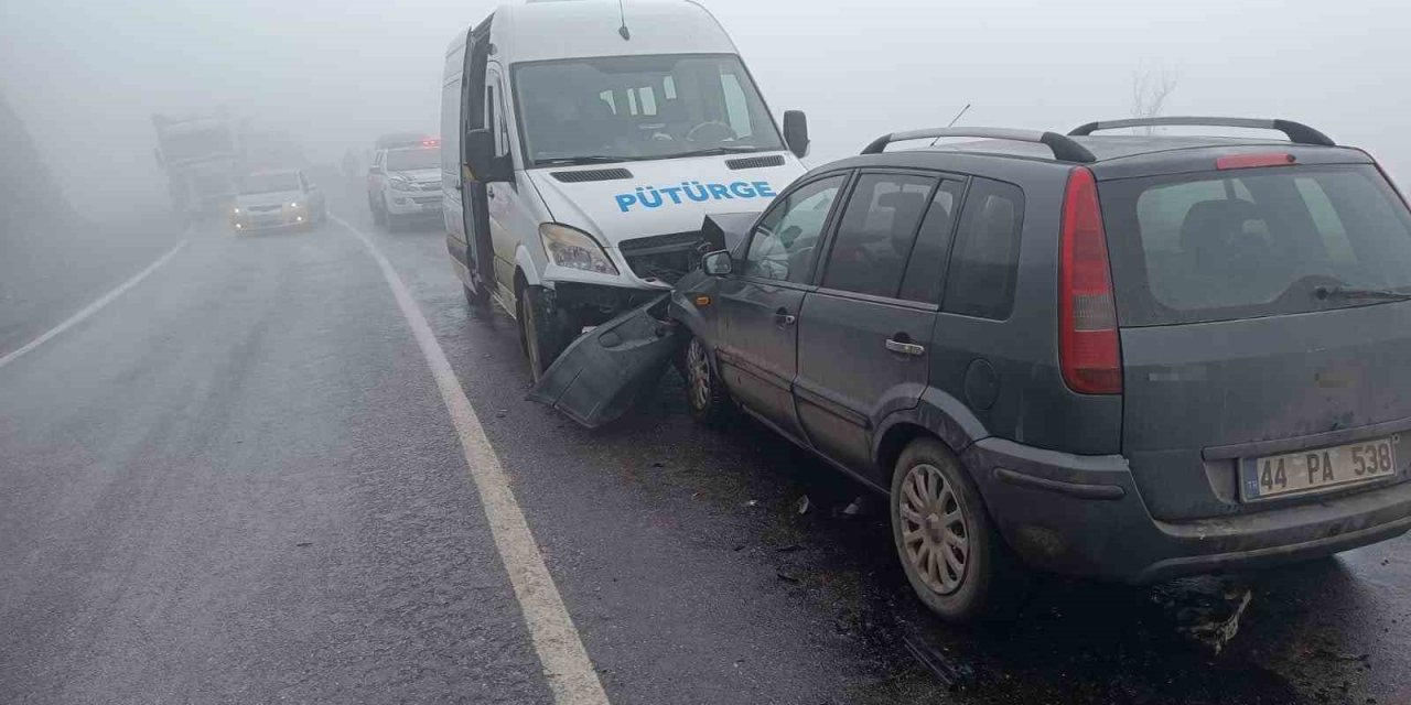 Malatya'da minibüsle çarpışan otomobilin sürücüsü yaralandı