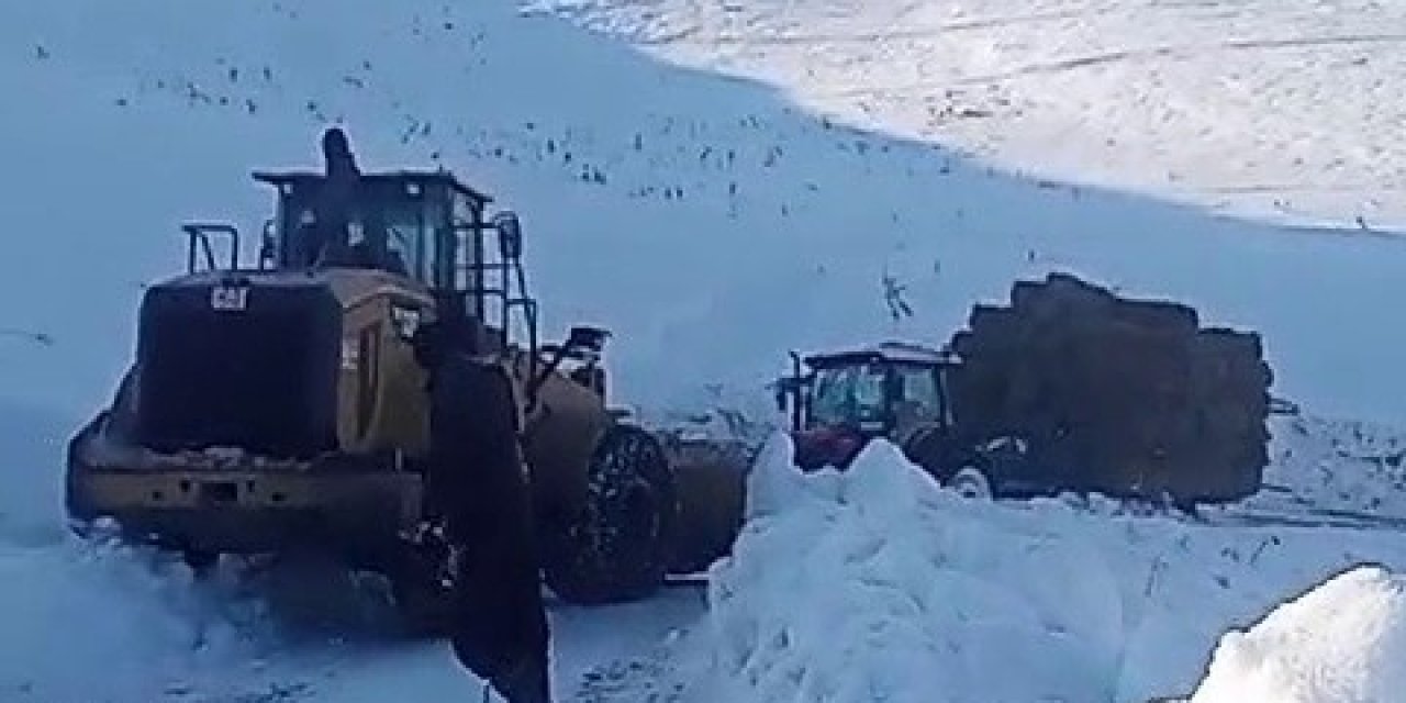 Mahsur kalan ot yüklü traktör iş makinası desteğiyle kurtarıldı