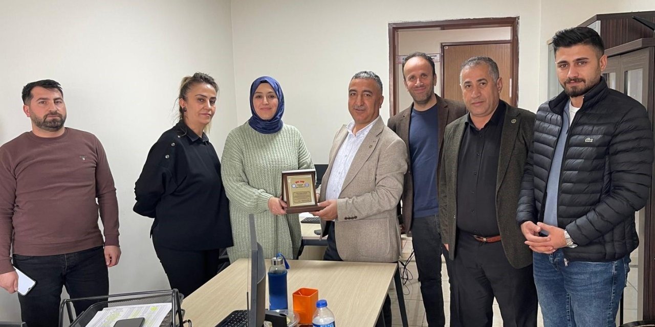 Şırnak'ta tayini çıkan sağlık çalışanı plaketle uğurlandı