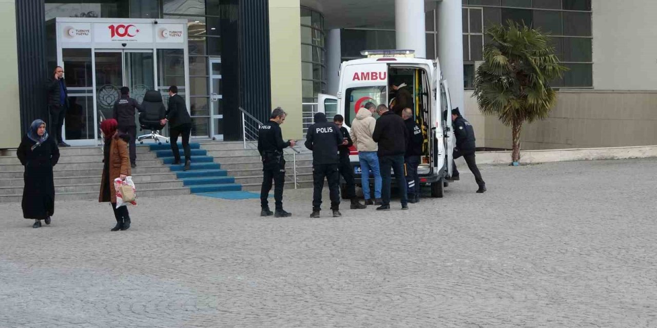 Bıçaklı saldırıda ağır yaralanan genç belediyeye sığındı