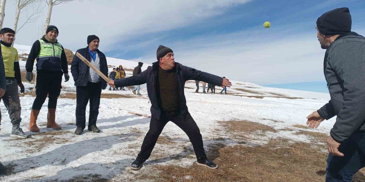 Bir araya gelen mahalle sakinleri ’Topa şeko’ oyunu oynuyor