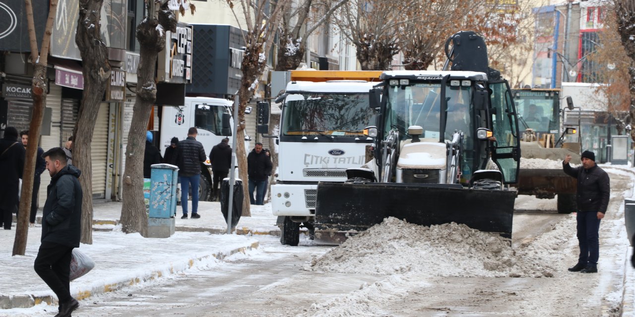 Van'da kardan 255 yerleşim yeri ulaşıma kapandı