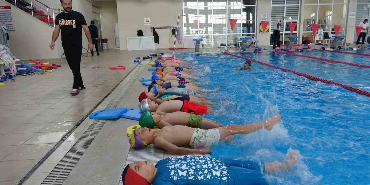 Van Gençlik ve Spor İl Müdürlüğü öğrencilere karne hediyesi olarak havuzları açtı