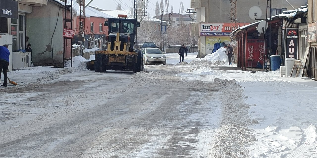 Yüksekova’da kar yağışı sonrası yol temizleme çalışmaları