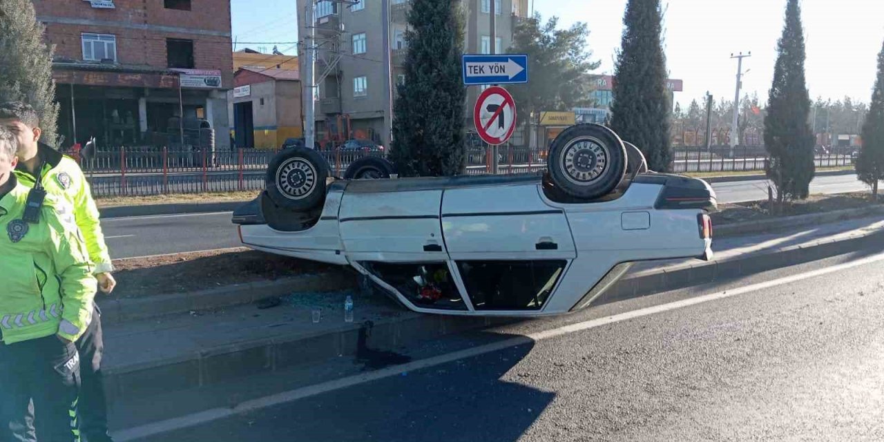 Otomobil refüje çarpıp ters dönerek durdu