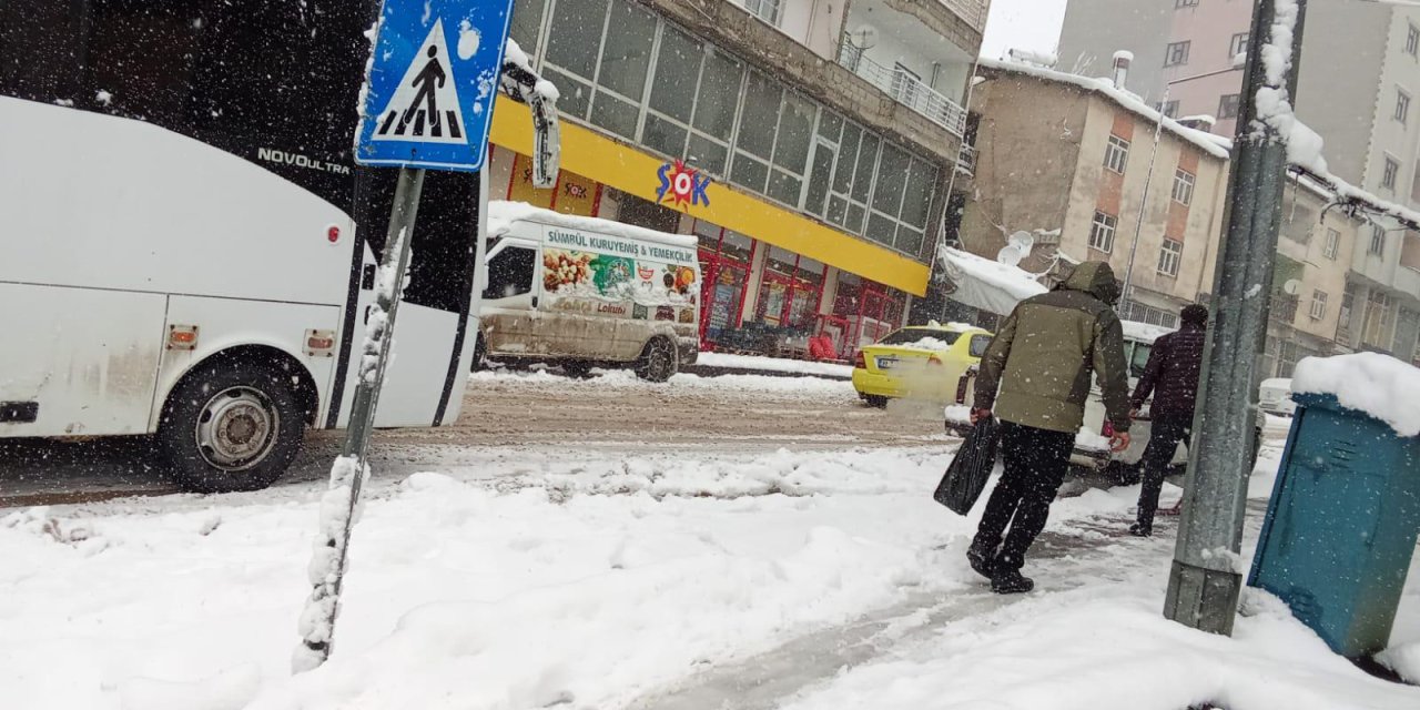 Şemdinli’de kar yağışı ulaşımı olumsuz etkiliyor