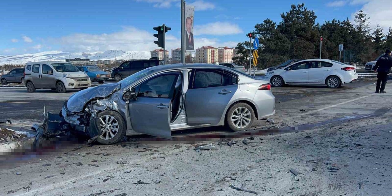 Erzurum'da servis aracı ile otomobil çarpıştı: 6 yaralı