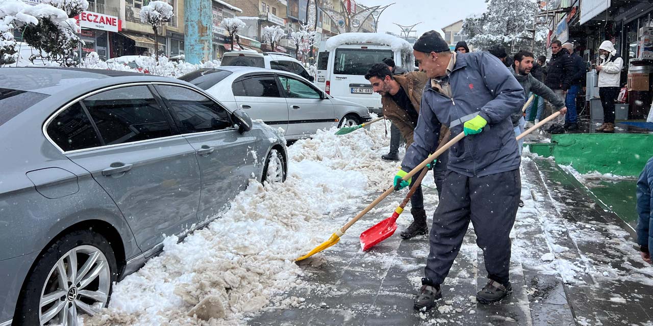 Şemdinli Belediyesi'nden kar temizliği