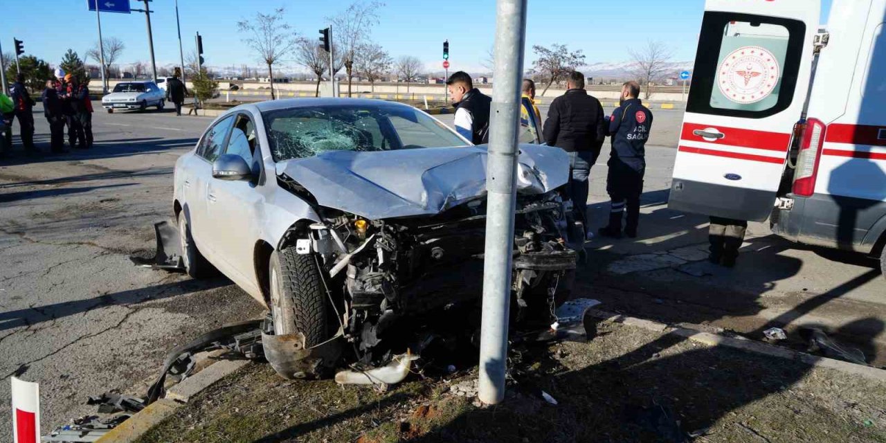 Muş’ta otomobiller çarpıştı: 6 kişi yaralandı