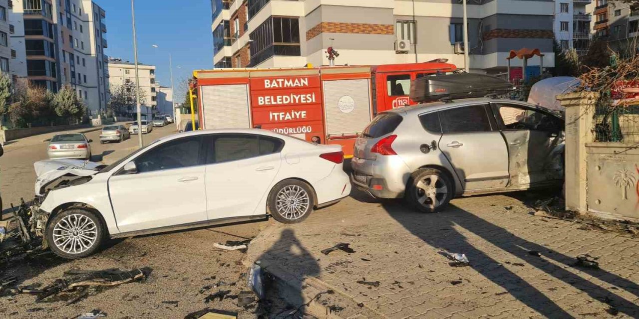 Batman’da iki otomobilin karıştığı kazada 2 şahıs yaralandı