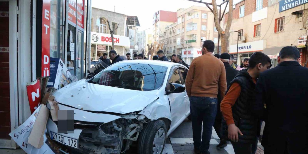 Kaza yapan otomobilin çarptığı baba ve oğlu yaralandı