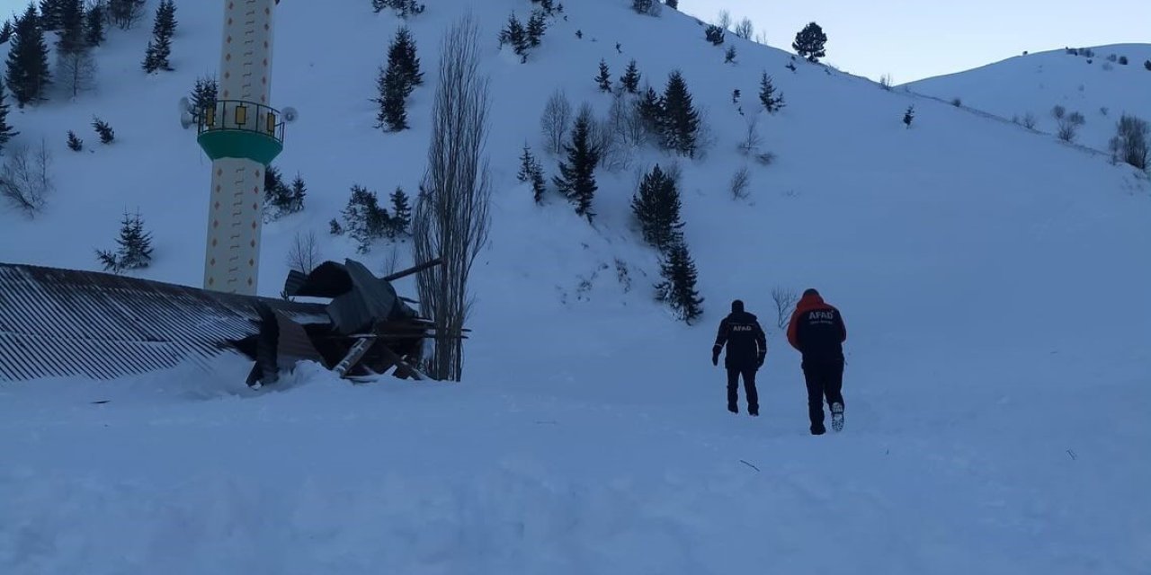 Ardahan'da cami lojmanının üzerine çığ düştü