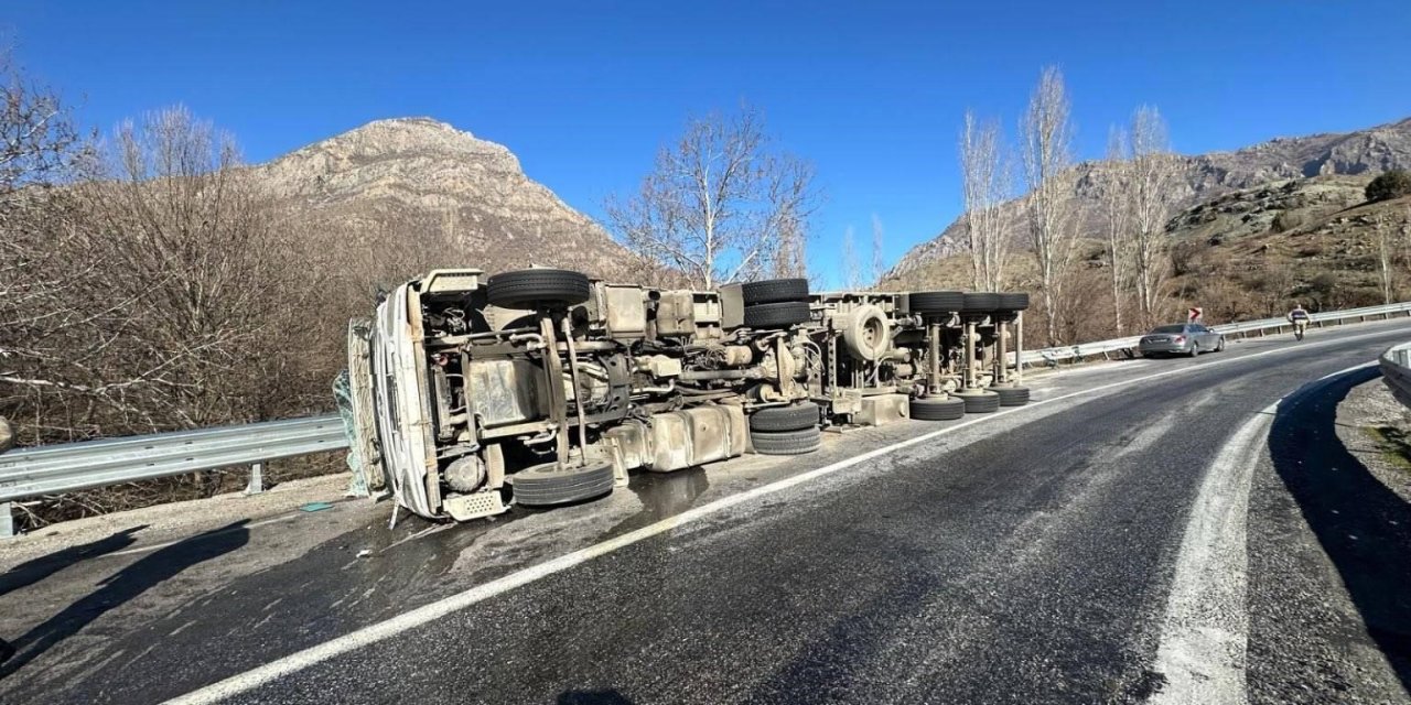 Bitlis’te tır devrildi: 1 kişi yaralandı