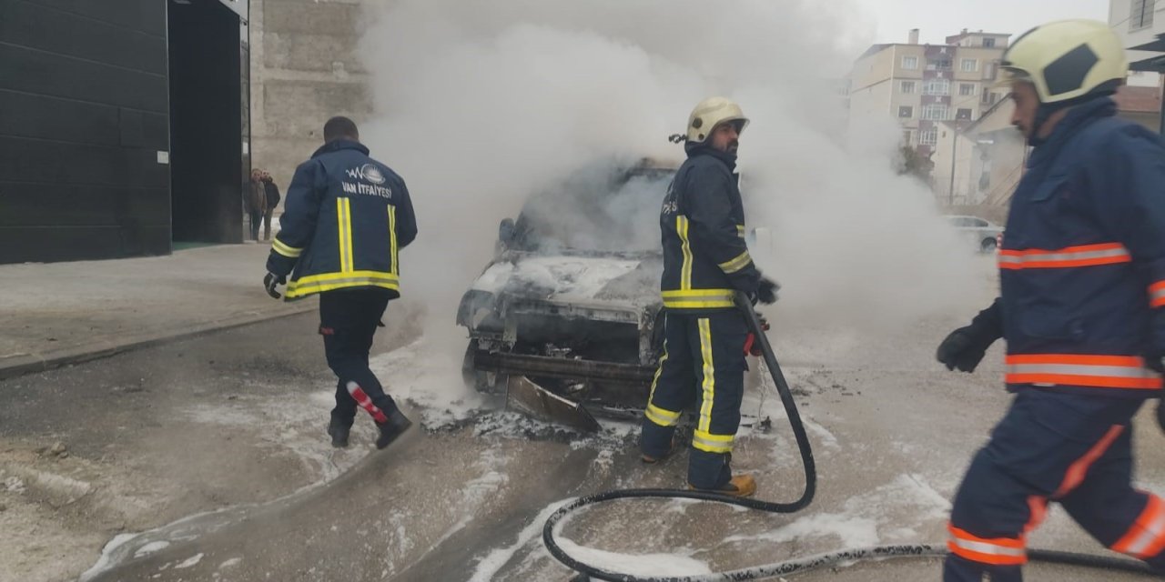 Van’da bir araç seyir halindeyken alev aldı