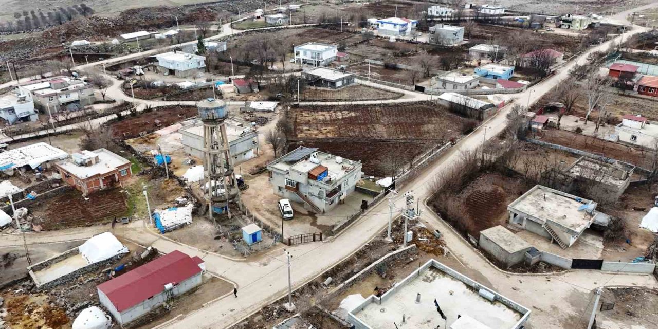 Depremde ağır hasar gören caminin cemaati uygun yerde yenisini istiyor