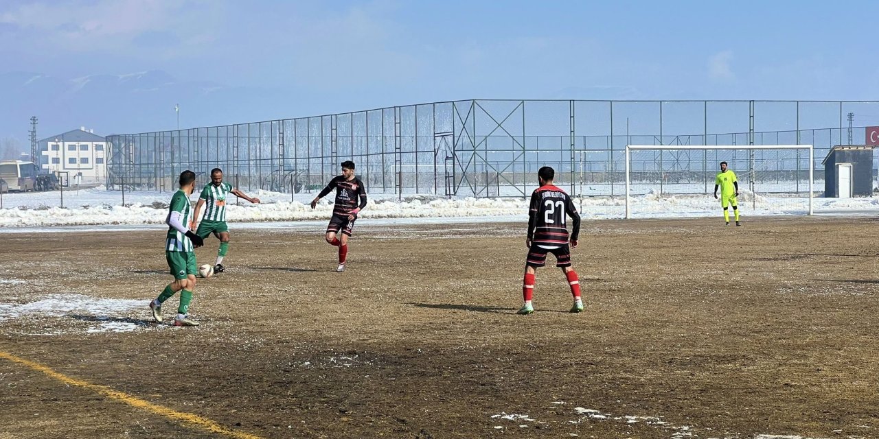 Yüksekova Belediyespor, Şemdinli Belediyespor'u 1-0 mağlup etti