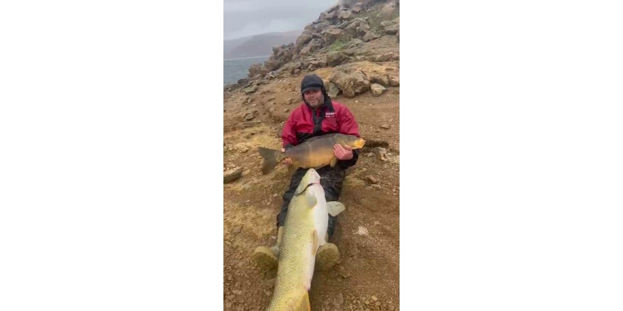 Elazığ'da barajda tuttuğu 30 kiloluk balığı bebek gibi ayağında sallayıp ninni söyledi