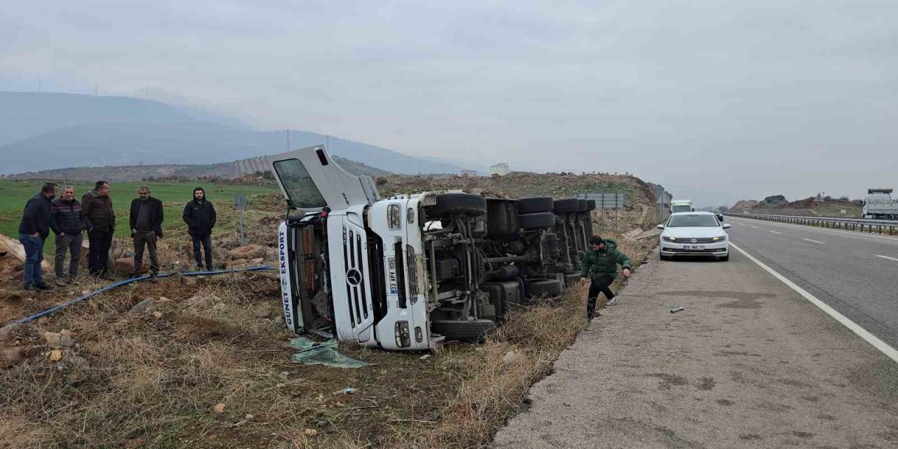 Antep’te kontrolden çıkan tanker yan yattı