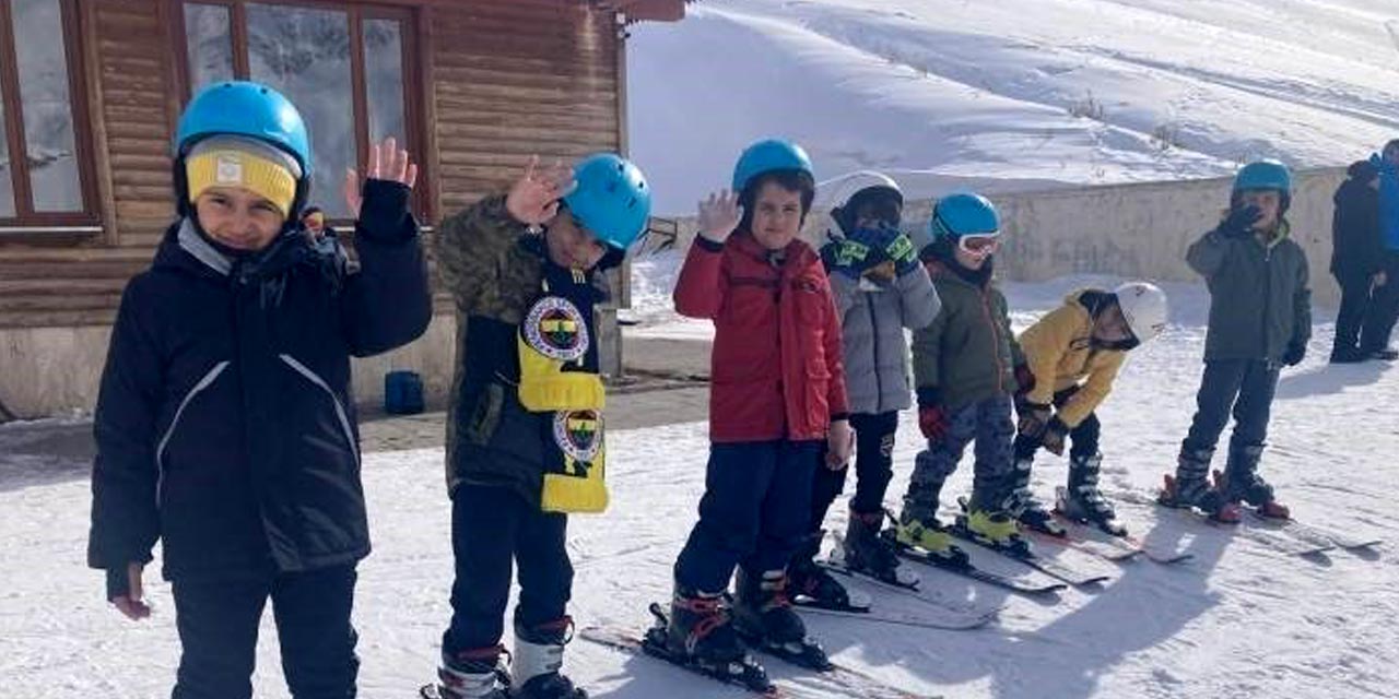 Mergabütan Kayak Kampı'nda çocuklara kayak eğitimi veriliyor