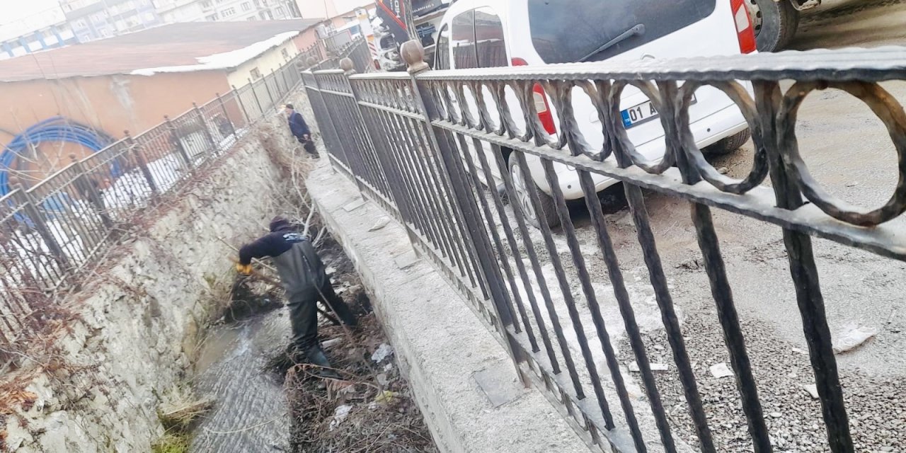 Hakkari Belediyesi’nden tuzlama ve kanal temizliği çalışması