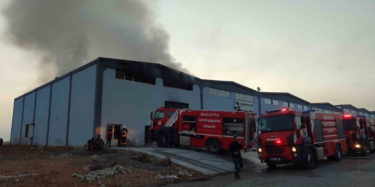 Malatya’da bir fabrikada çıkan yangında büyük hasar oluştu