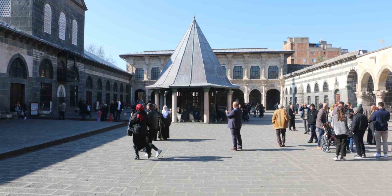 Amed kış aylarında da yerli ve yabancı turistleri ağırlıyor