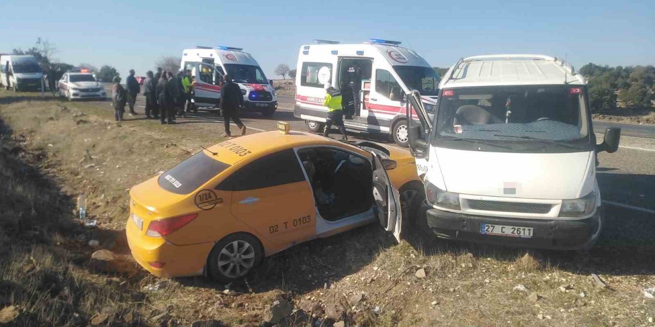 Antep’te hafif ticari araç ile ticari taksi çarpıştı: 7 yaralı