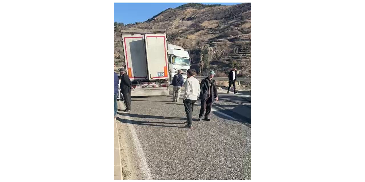 Direksiyonu kilitlenen tır yolu trafiğe kapattı