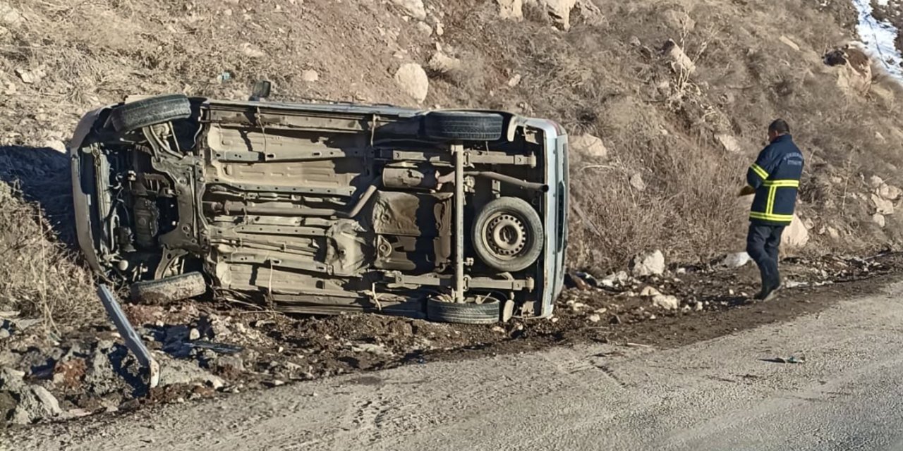 Kontrolden çıkan hafif ticari araç yan yattı: 2 yaralı