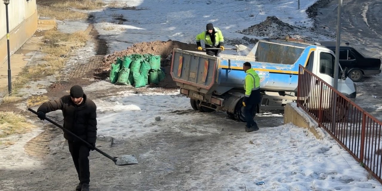 20 yaşındaki gencin ayağının kırıldığı yolda tuzlama çalışması yapıldı