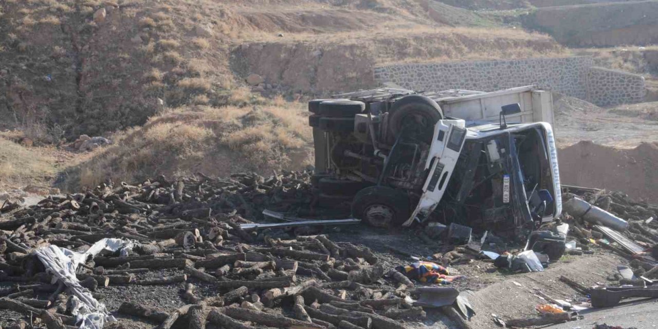 Freni boşalan odun yüklü kamyon şarampole devrildi: 2 kişi yaralandı