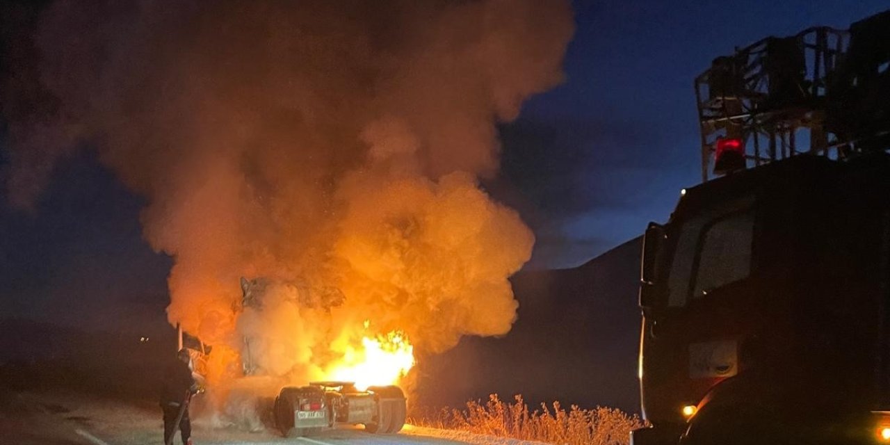 Van’da bir TIR seyir halineyken alev aldı