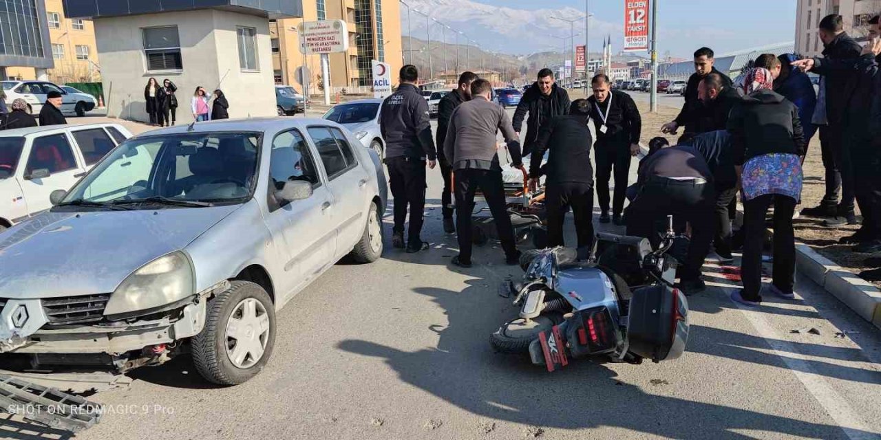 Erzincan'da otomobille çarpışan motosikletin sürücüsü ağır yaralandı