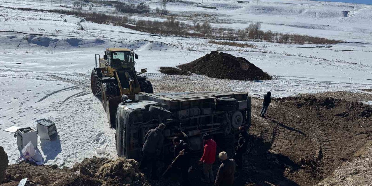 Van'da kamyon şarampole yuvarlandı