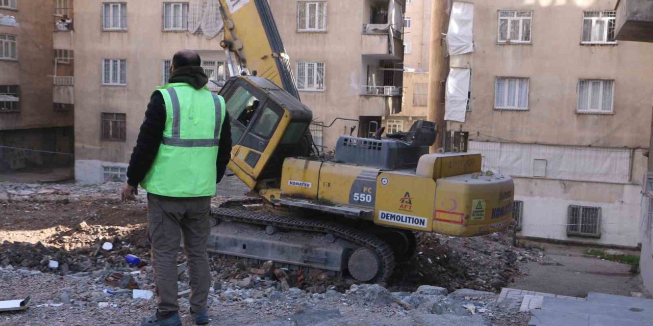 Diyarbakır’da depremden etkilenen ağır hasarlı binaların yıkımı sürüyor