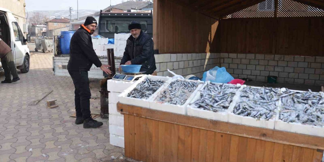 Erzincan'da soğuk hava pazar esnafını vurdu