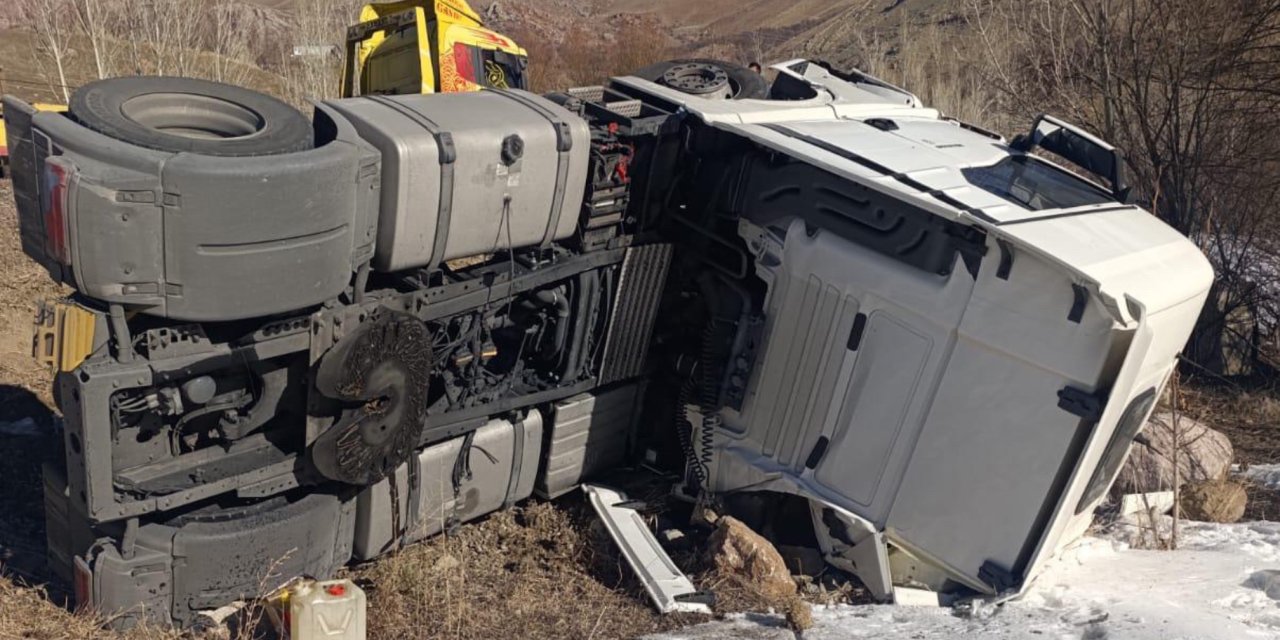 Kontrolden çıkan İran plakalı TIR şarampole yuvarlandı: 3 yaralı