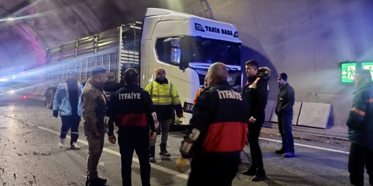 Kontrolden çıkan TIR Yeniköprü Tüneli’nin duvarına çarptı: 1 yaralı