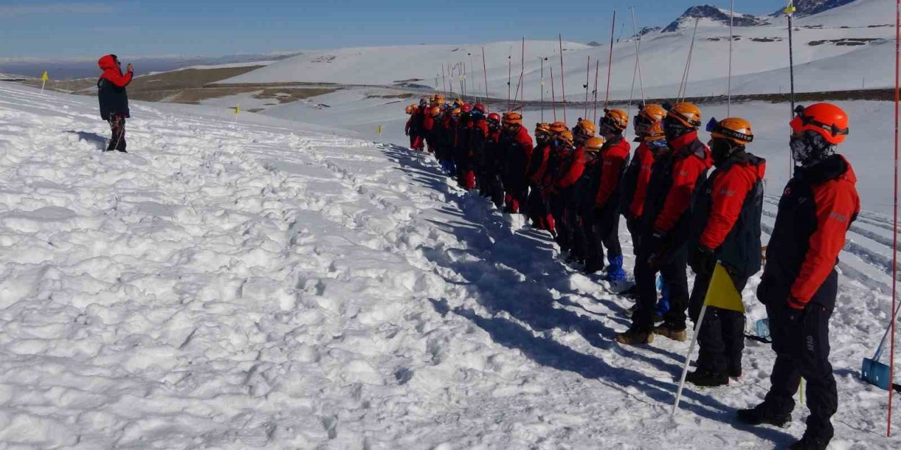 AFAD ‘yaşam sinyal cihazı’ ile çığ tatbikatı gerçekleştirdi