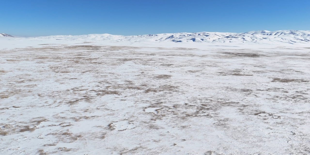 Bitlis’te Cil Gölü’nün yüzeyi dondu